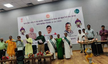 पत्नियां पति को घर में अपने सामने बैठकर शराब पीलाएं