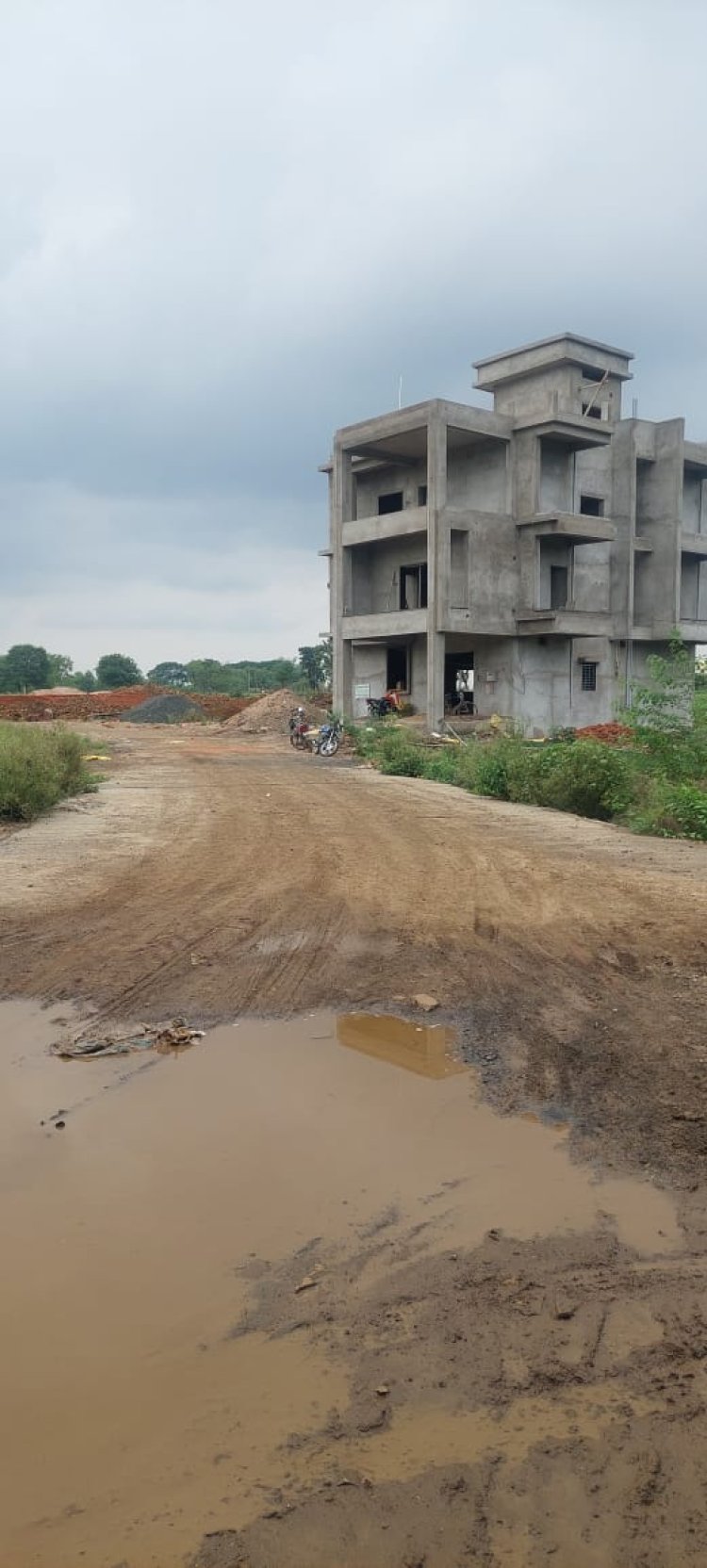 पूर्व मुख्यमंत्री के बंगले के पास कट रही अवैध कालोनी