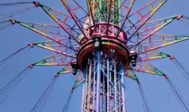 वडोदरा के मेले में लगे झूले की सवारी का आनंद लेते युवा